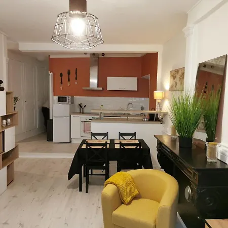 Place De La Halle Le Puy-en-Velay